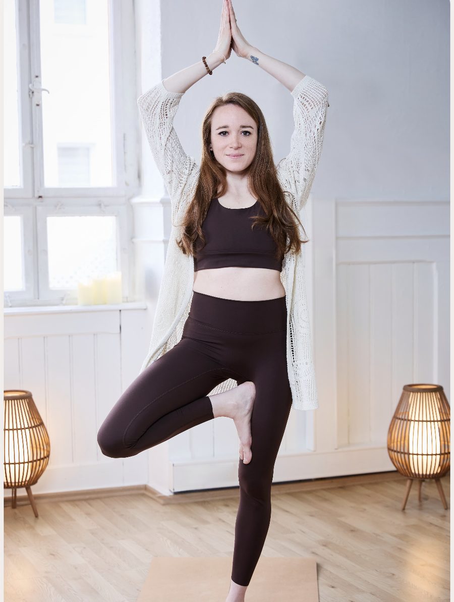 Steffi im Baum — Vrksasana — in einem hellen Studio